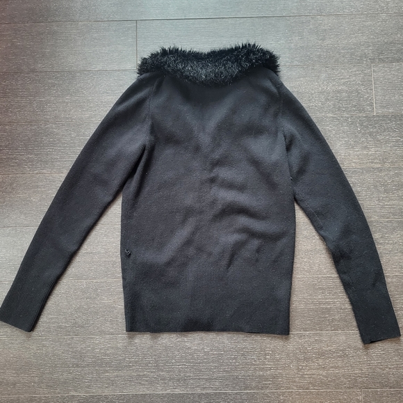 Banana Republic Vintage Women Black Faux Fur Collar Button Cardigan Top - Picture 6 of 8